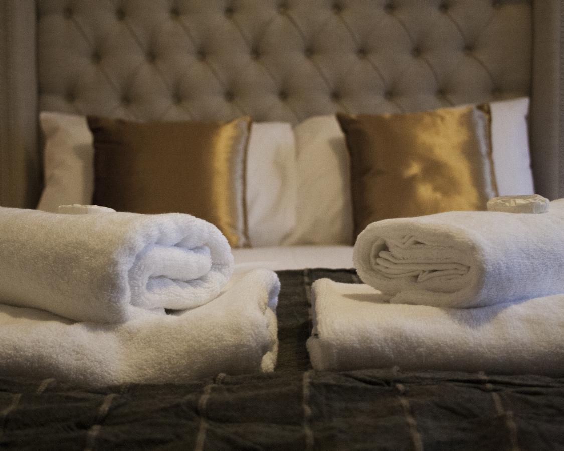 The Swan Hotel Bar And Grill 몰든 외부 사진
